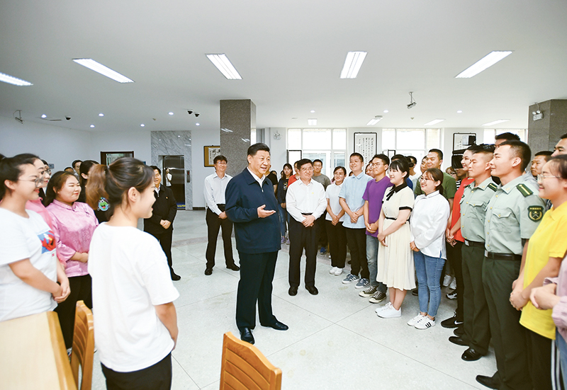 2019年7月15日至16日，中共中央總書記、國家主席、中央軍委主席習近平在內蒙古考察并指導開展“不忘初心、牢記使命”主題教育。這是16日上午，習近平在內蒙古大學圖書館同學生們親切交談，勉勵他們志存高遠、腳踏實地、發奮圖強。 新華社記者 謝環馳/攝